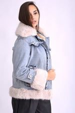 Jachetă de jeans cu blăniță moale, închisă în față, cu nasturi metalici și guler înalt.