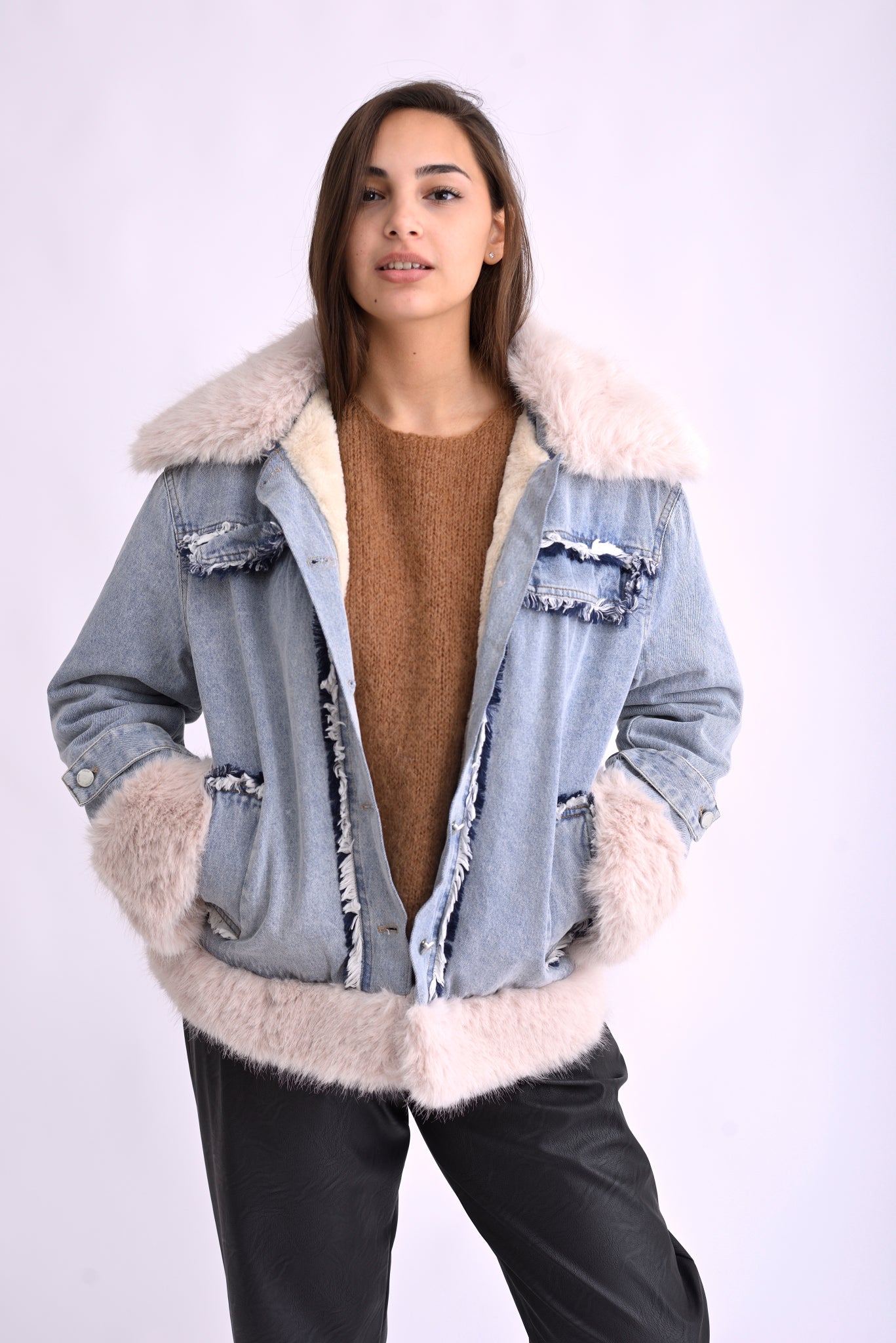 Model poartă o jachetă din denim cu blăniță bej la guler și manșete, croială lejeră, prezentare din față.