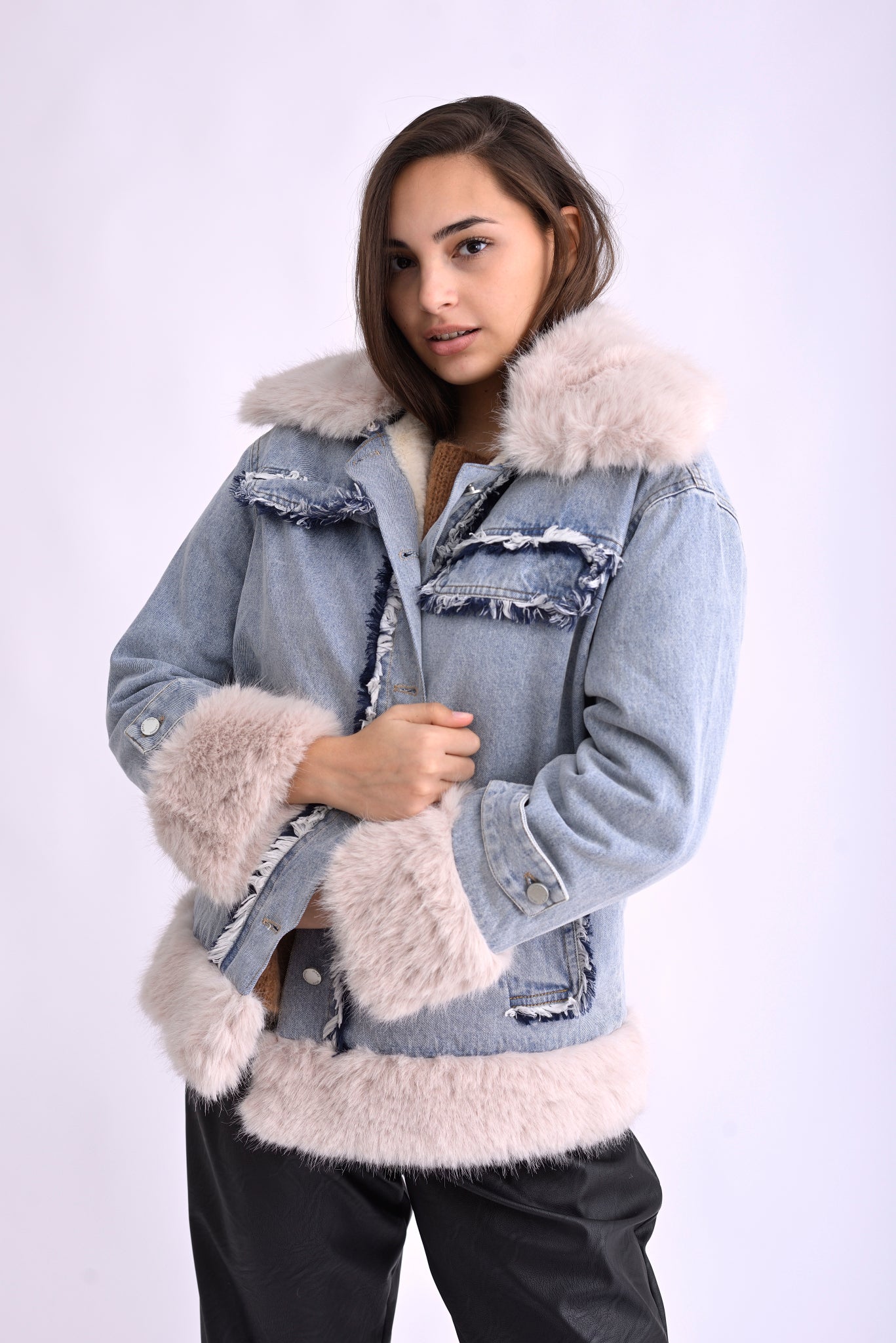 Jachetă din denim albastru cu blăniță bej, fotografiată lateral, evidențiind textura și croiala oversize