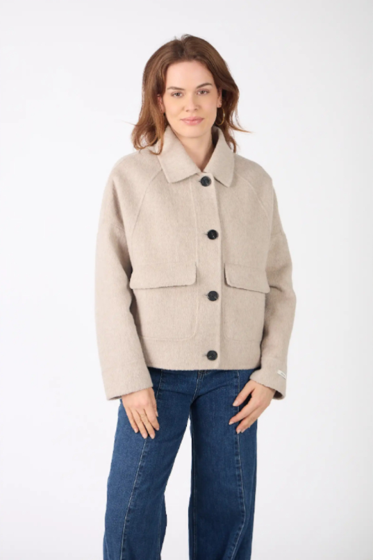 Jachetă bej din lână și cașmir, vedere frontală, cu nasturi negri și croială lejeră, purtată cu jeanși.