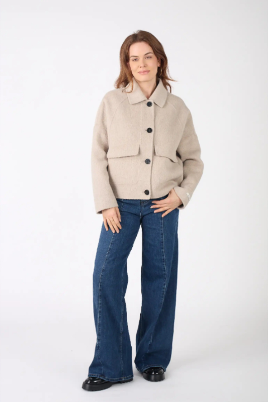 Jachetă scurtă bej din lână cu cașmir, vedere integrală, siluetă relaxată, potrivită pentru ținute de zi.
