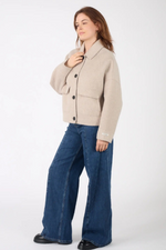 Jachetă din lână și cașmir, vedere laterală, mâneci căzute și textură ușor pufoasă.