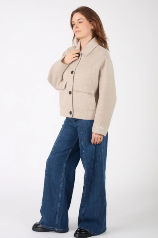 Jachetă din lână și cașmir, vedere laterală, mâneci căzute și textură ușor pufoasă.