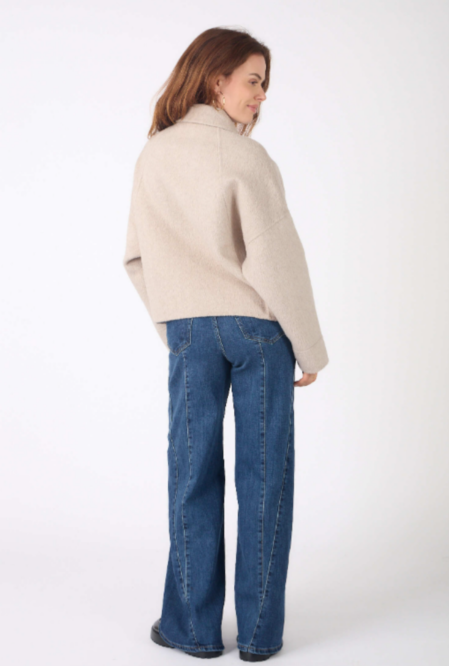 Jachetă bej din lână și cașmir, vedere din spate, croială dreaptă și lungime scurtă.