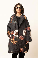 Jachetă damă oversize matlasată neagră cu imprimeu floral, vedere frontală