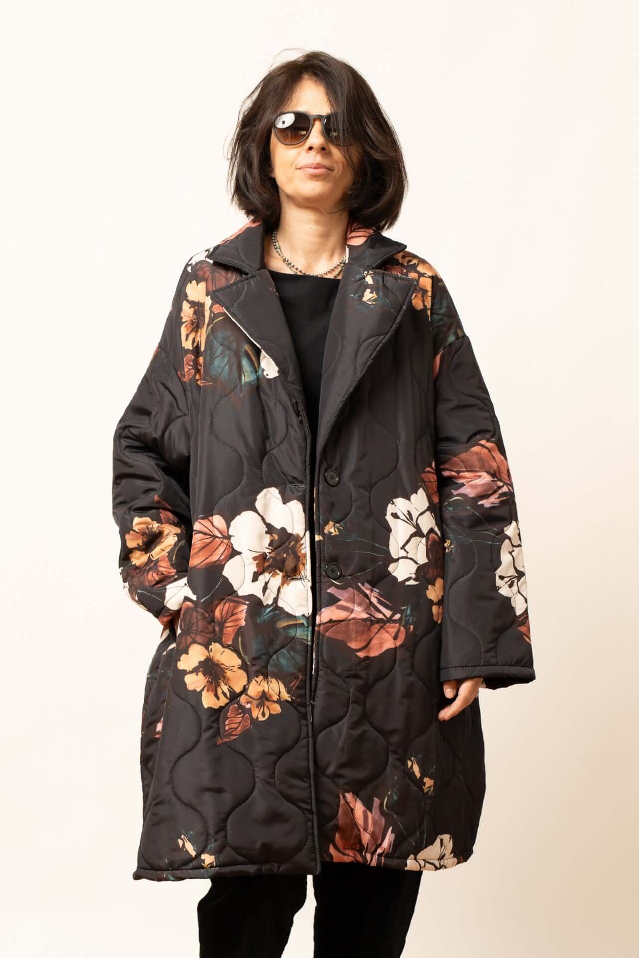 Jachetă damă oversize matlasată neagră cu imprimeu floral, vedere frontală
