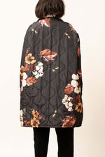 Jachetă damă oversize neagră matlasată cu imprimeu floral, vedere din spate