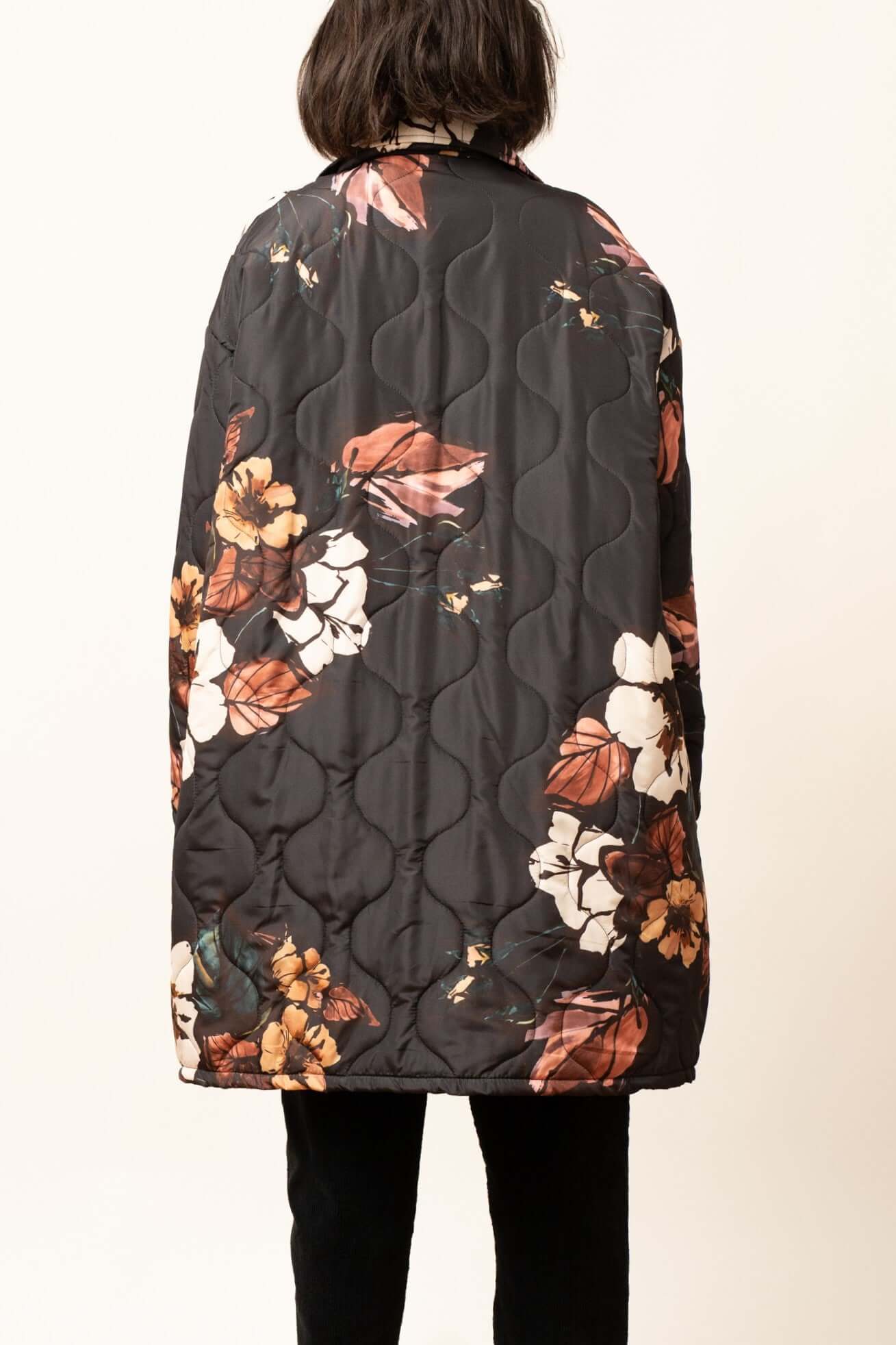Jachetă damă oversize neagră matlasată cu imprimeu floral, vedere din spate