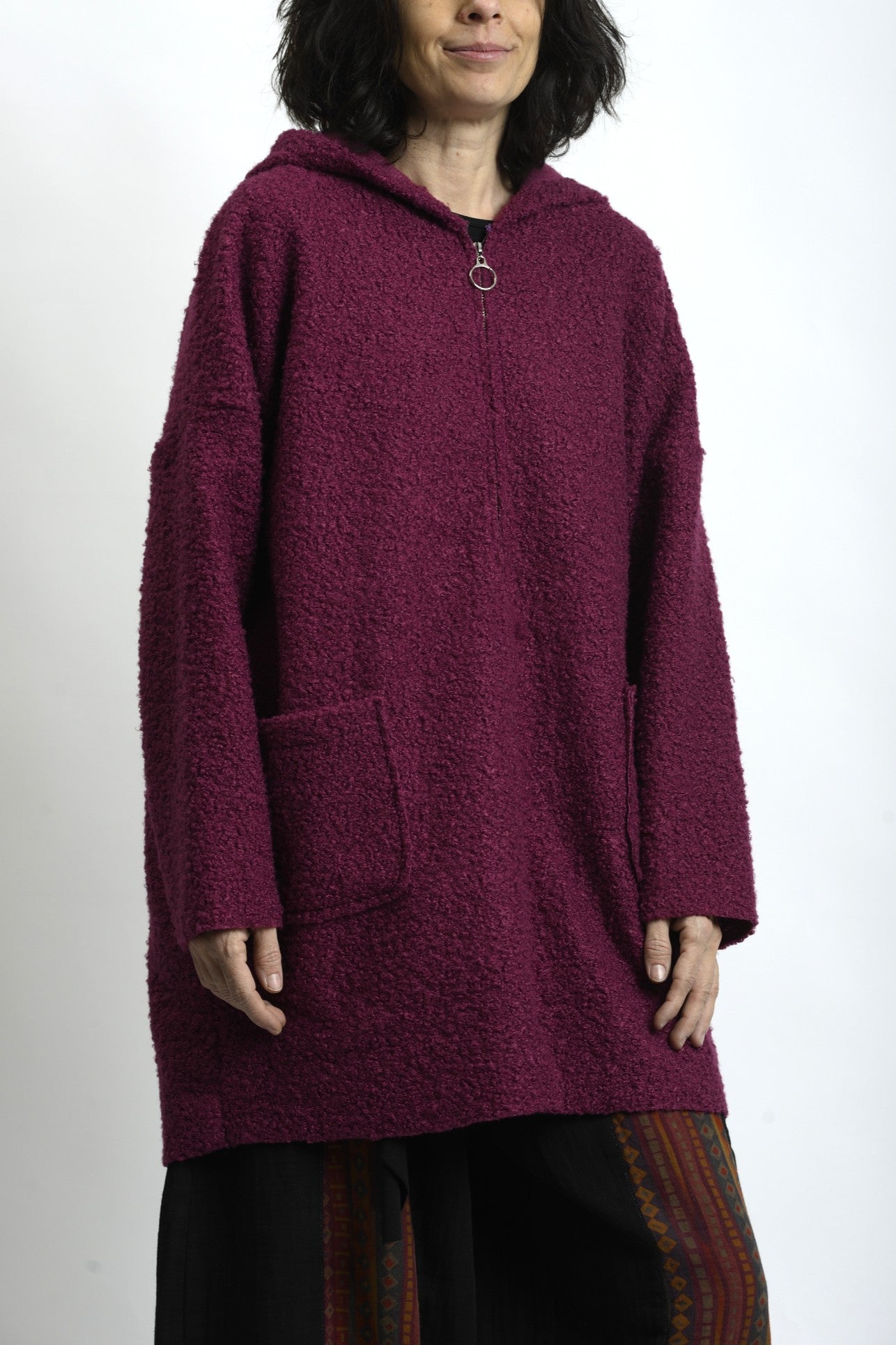 Detaliu de textură bouclé și finisaj al glugii jachetei midi.