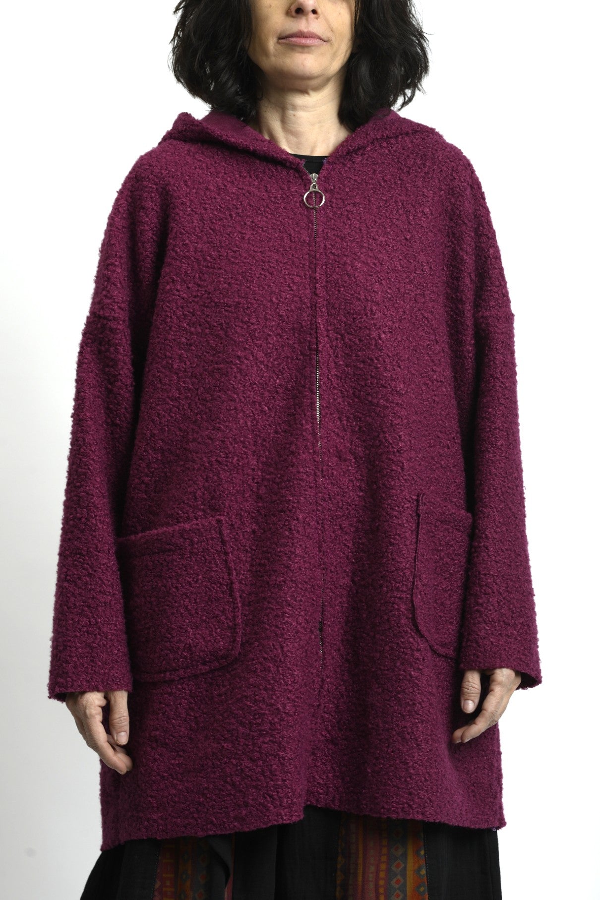 Vedere laterală a jachetei midi din bouclé, cu croială lejeră și mâneci lungi.