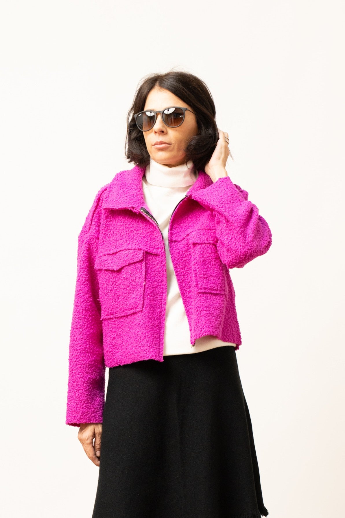 Jachetă scurtă fucsia din lână și poliester, purtată pe model, cu fermoar și buzunare aplicate.