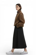 Jachetă maro scurtă, vedere laterală, mâneci largi și linie dreaptă.