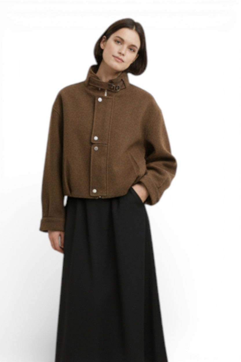 Jachetă maro cu guler înalt și închidere cu capse, textură mată, styling minimalist.