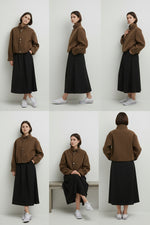 Jachetă scurtă maro croială lejeră și buzunare laterale discrete.