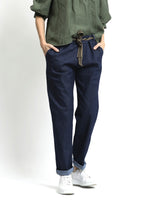 Pantaloni denim elastici, purtați cu bluză lejeră, croială modernă și lungime până la gleznă.