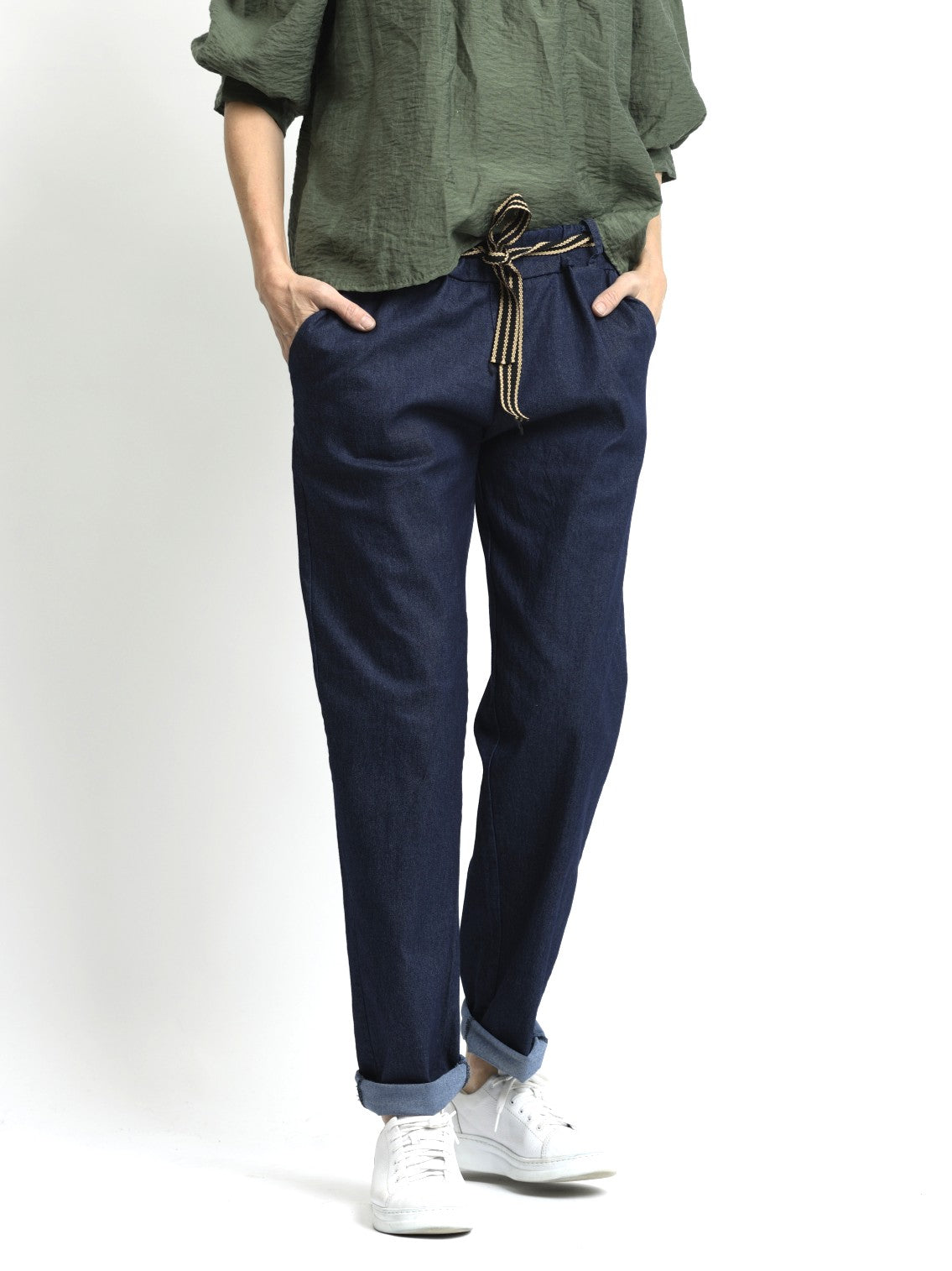 Pantaloni denim elastici, purtați cu bluză lejeră, croială modernă și lungime până la gleznă.