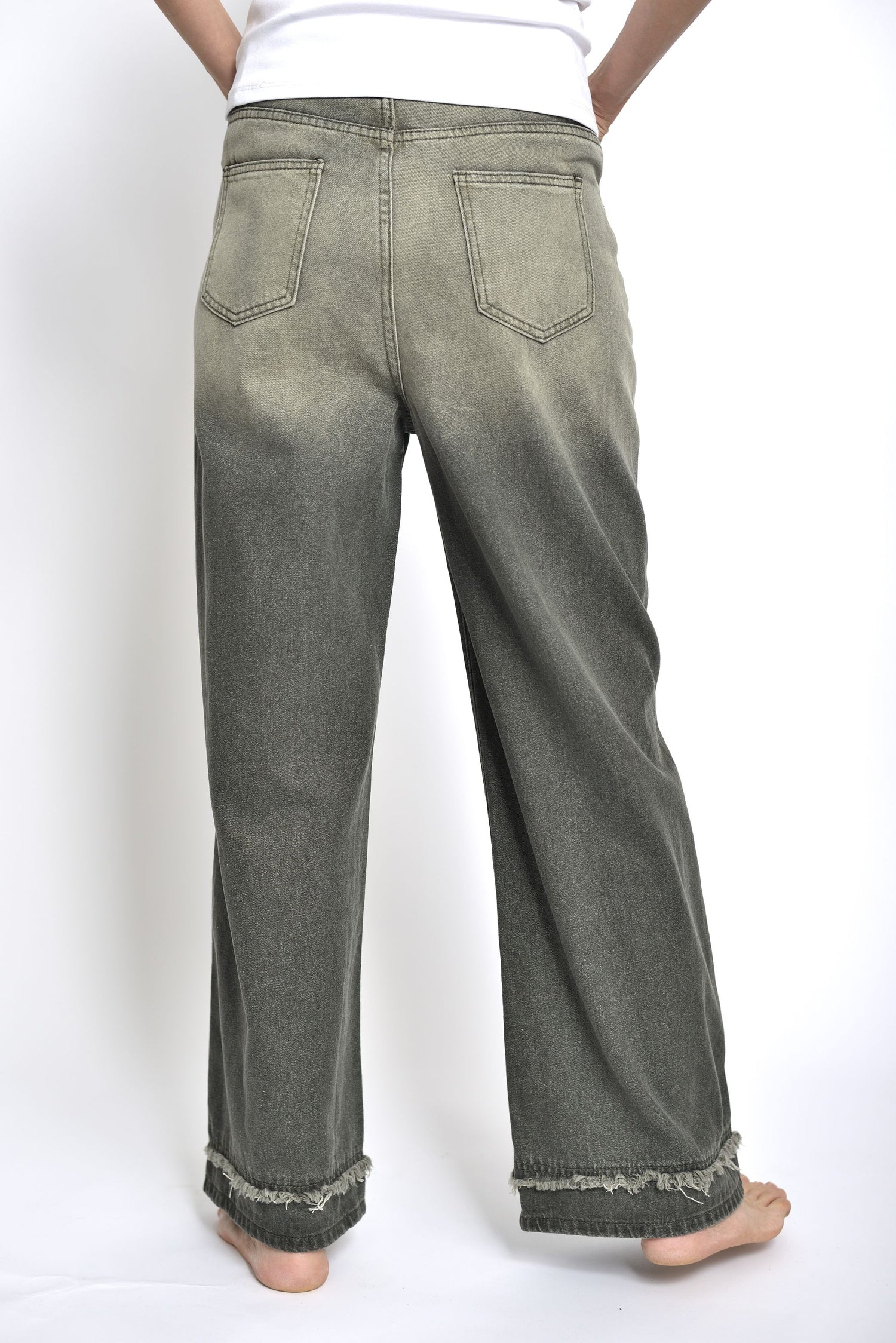  Jeans gri cu buzunare simple pe spate și croială dreaptă lejeră