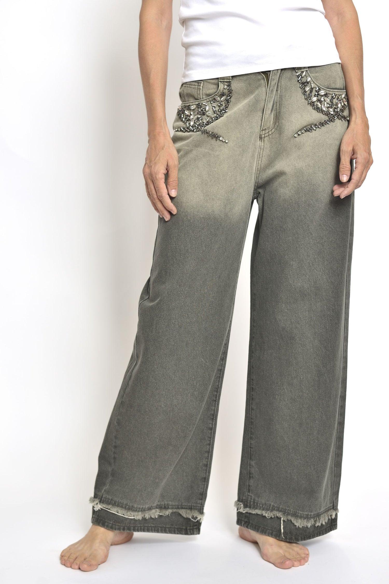 Pantaloni jeans gri cu croială dreaptă și decor cu pietre, vedere completă din față