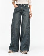 Jeans baggy de damă cu spălare vintage, crac larg și talie medie, vedere din față - All Above Boutique