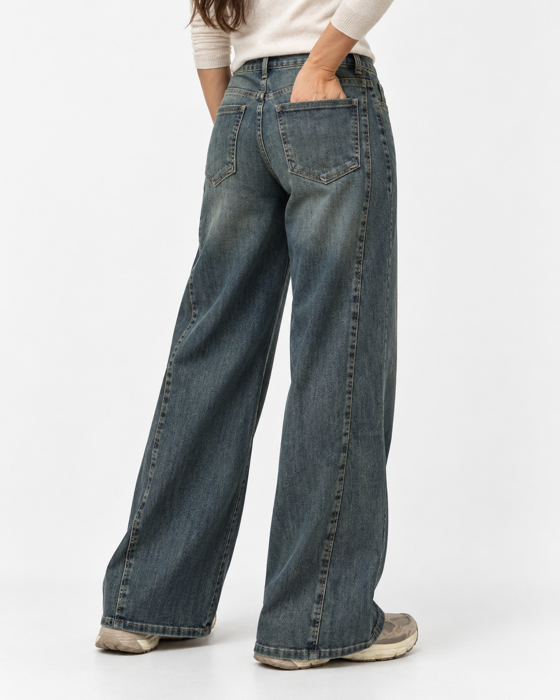 Jeans baggy de damă cu spălare vintage, buzunare la spate, vedere din spate - All Above Boutique