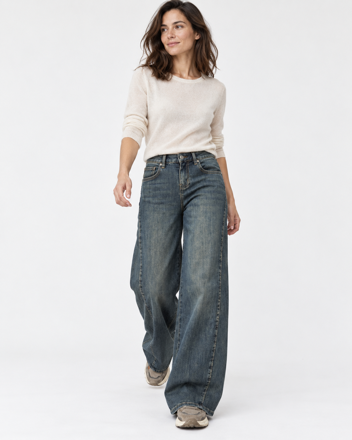 Jeans baggy de damă cu spălare vintage, purtați cu pulover crem și sneakers, model în mers - All Above Boutique