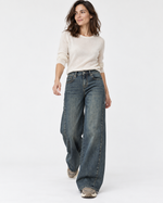 Jeans baggy prespălați cu croi larg, cu spălare vintage, purtați pe model, All Above Boutique