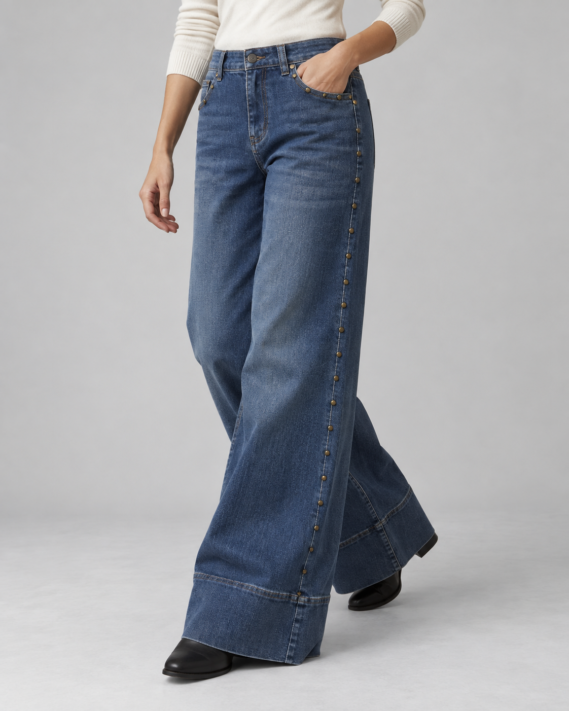 Jeans cu piciorul larg și capse pe cusătură, vedere din față