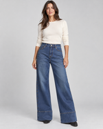 Jeans cu piciorul larg și capse pe cusătură, detaliu