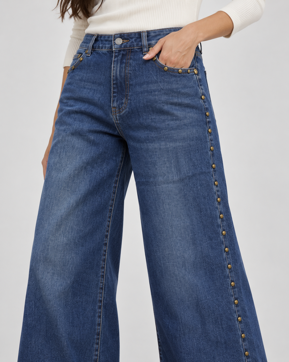 Jeans cu piciorul larg și capse pe cusătură