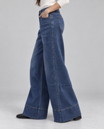 Jeans cu piciorul larg și capse pe cusătură
