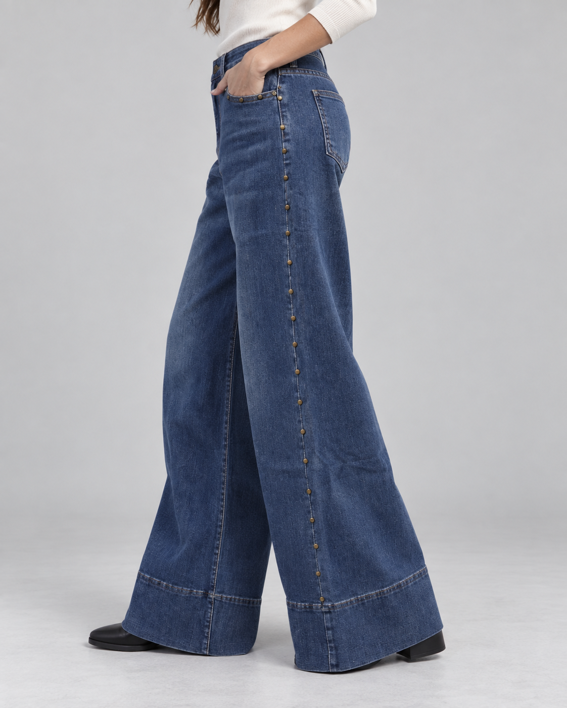 Jeans cu piciorul larg și capse pe cusătură