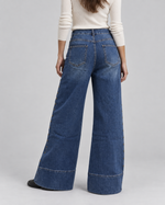 Jeans cu piciorul larg și capse pe cusătură
