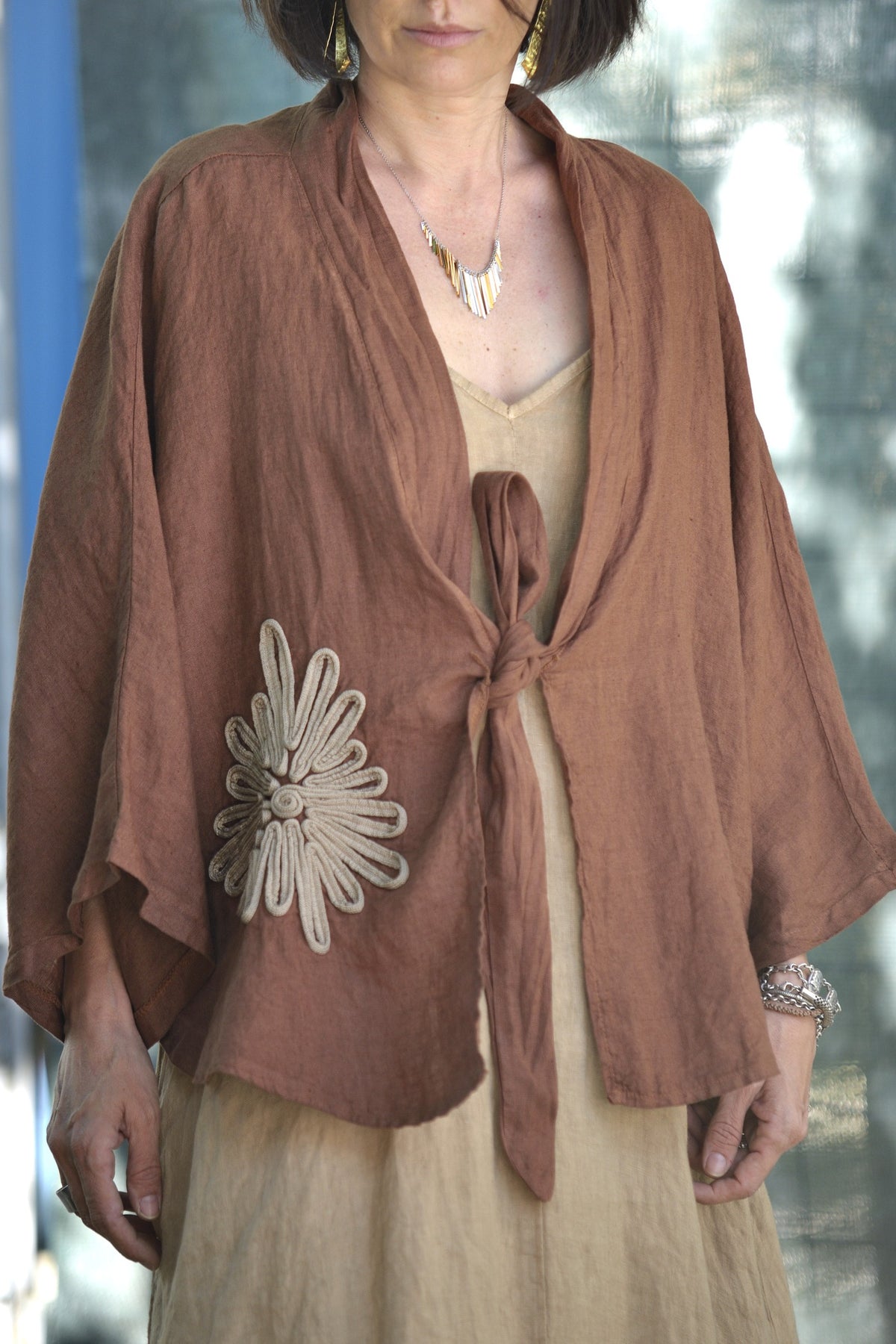 Aplicație brodată florală pe kimono maro din in, detaliu decorativ lateral