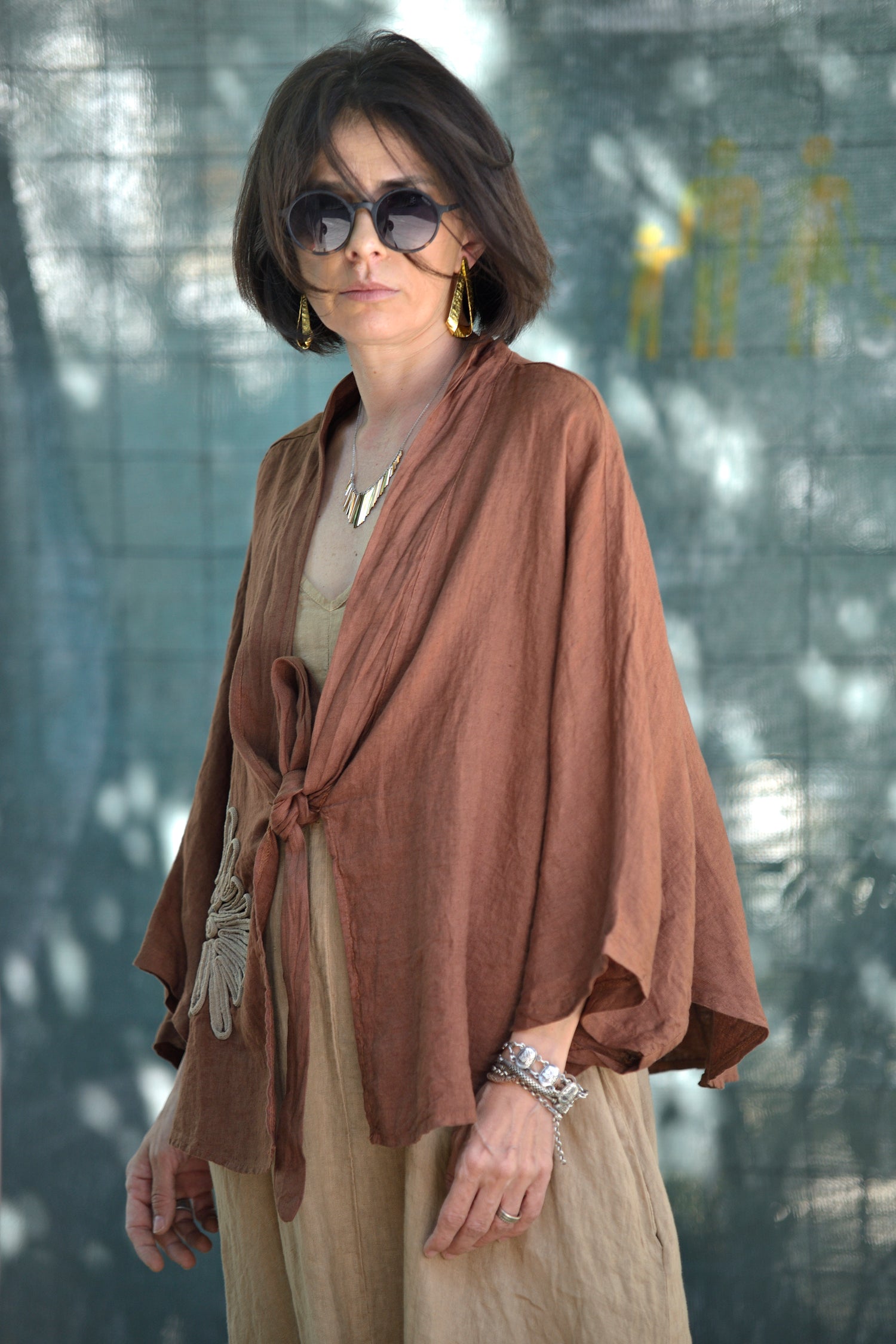  Kimono din in maro cu floare brodată și închidere frontală cu nod