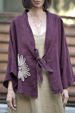 Detaliu frontal kimono visiniu din in, floare brodată decorativă în lateral