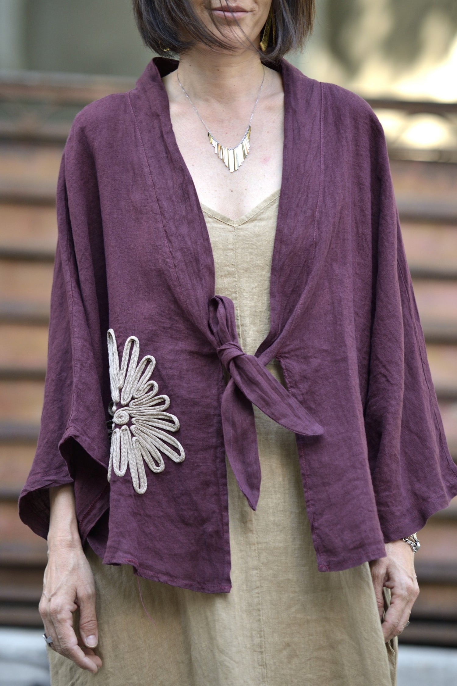 Detaliu frontal kimono visiniu din in, floare brodată decorativă în lateral