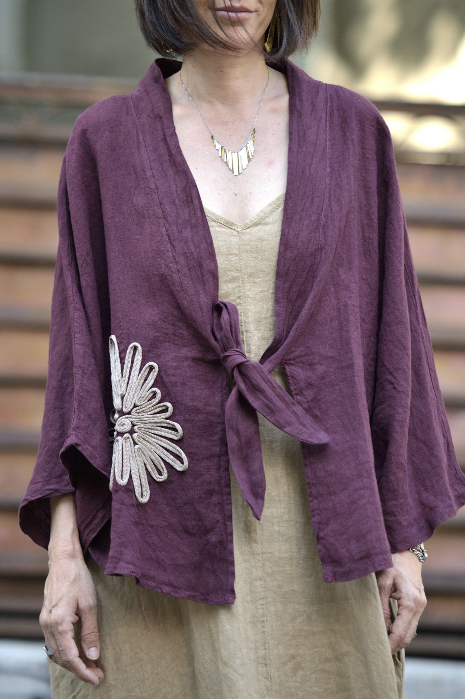 Detaliu frontal kimono visiniu din in, floare brodată decorativă în lateral