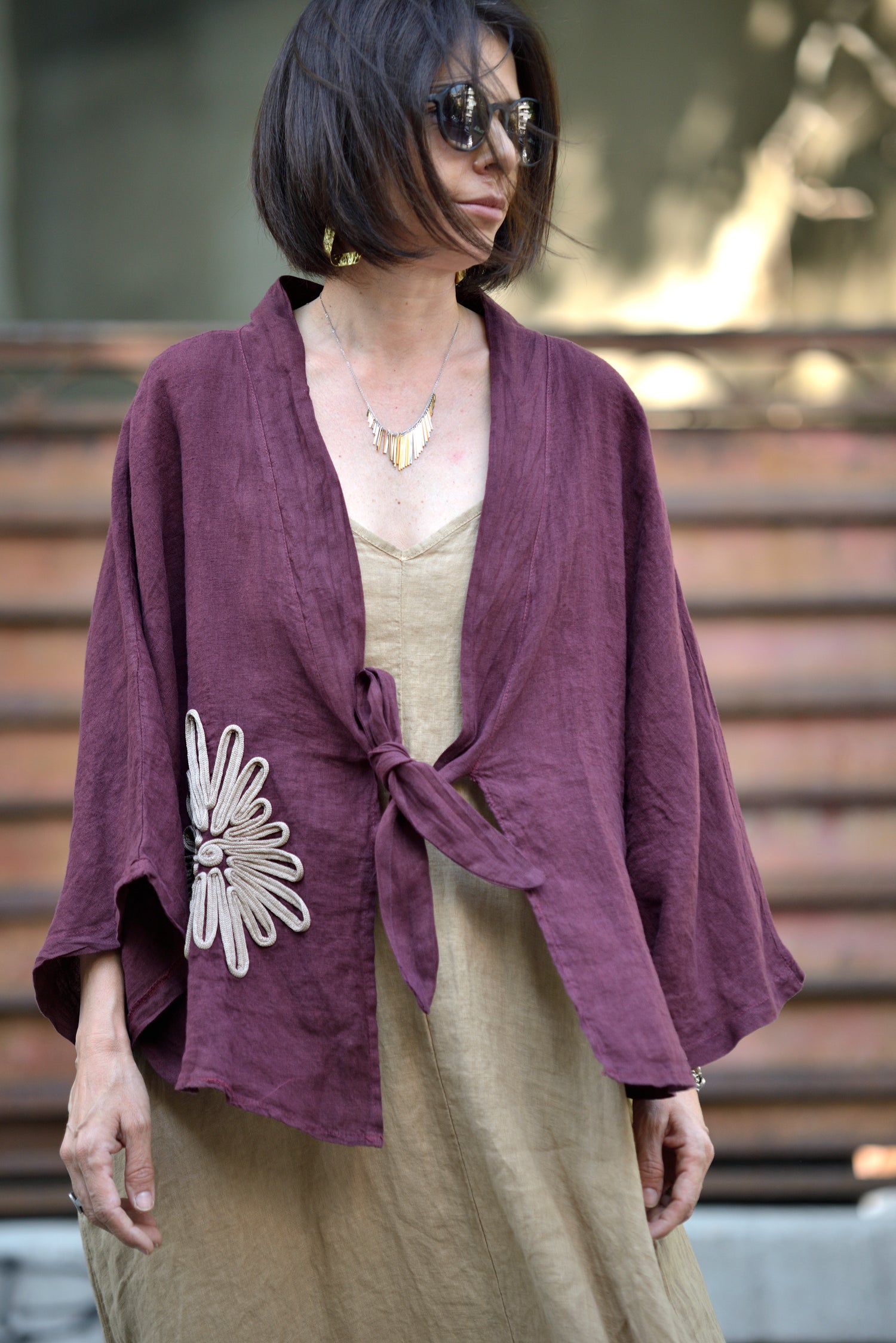 Kimono visiniu din in cu floare brodată bej și mâneci tip liliac