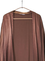 Detaliu guler kimono maro, material lucios și fluid