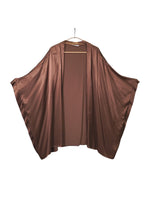 Kimono maro din viscoză, cu mâneci largi și umeri căzuți, vedere din față