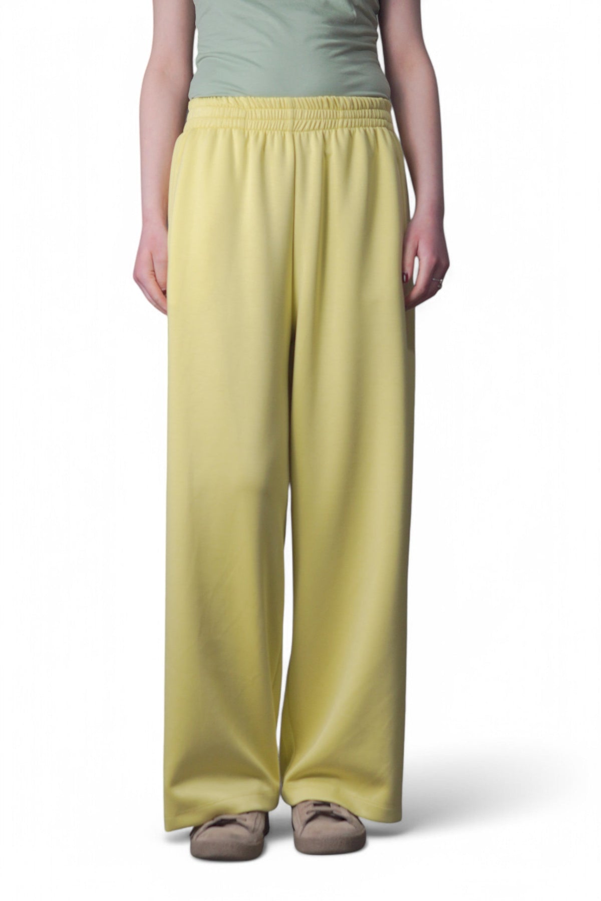 Pantaloni lejeri cu talie elastică și buzunare laterale, în nuanța galben, vedere frontală, All Above Boutique