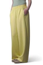 Pantaloni lejeri cu talie elastică și buzunare laterale, în nuanța galben, vedere frontală, All Above Boutique