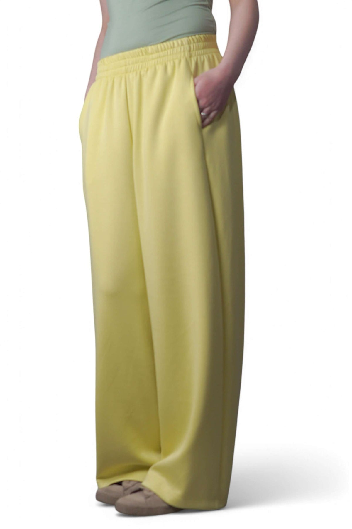 Pantaloni lejeri cu talie elastică și buzunare laterale, în nuanța galben, vedere frontală, All Above Boutique