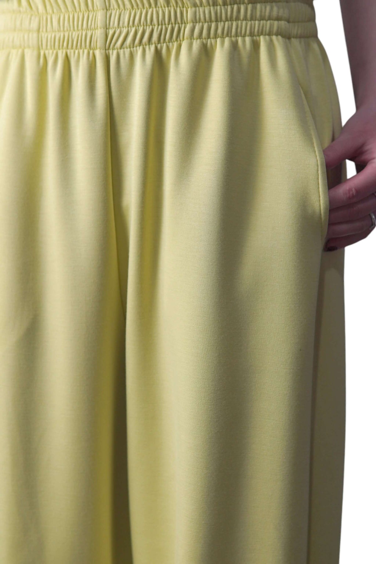 Pantaloni lejeri cu talie elastică și buzunare laterale, în nuanța galben, vedere din profil, All Above Boutique