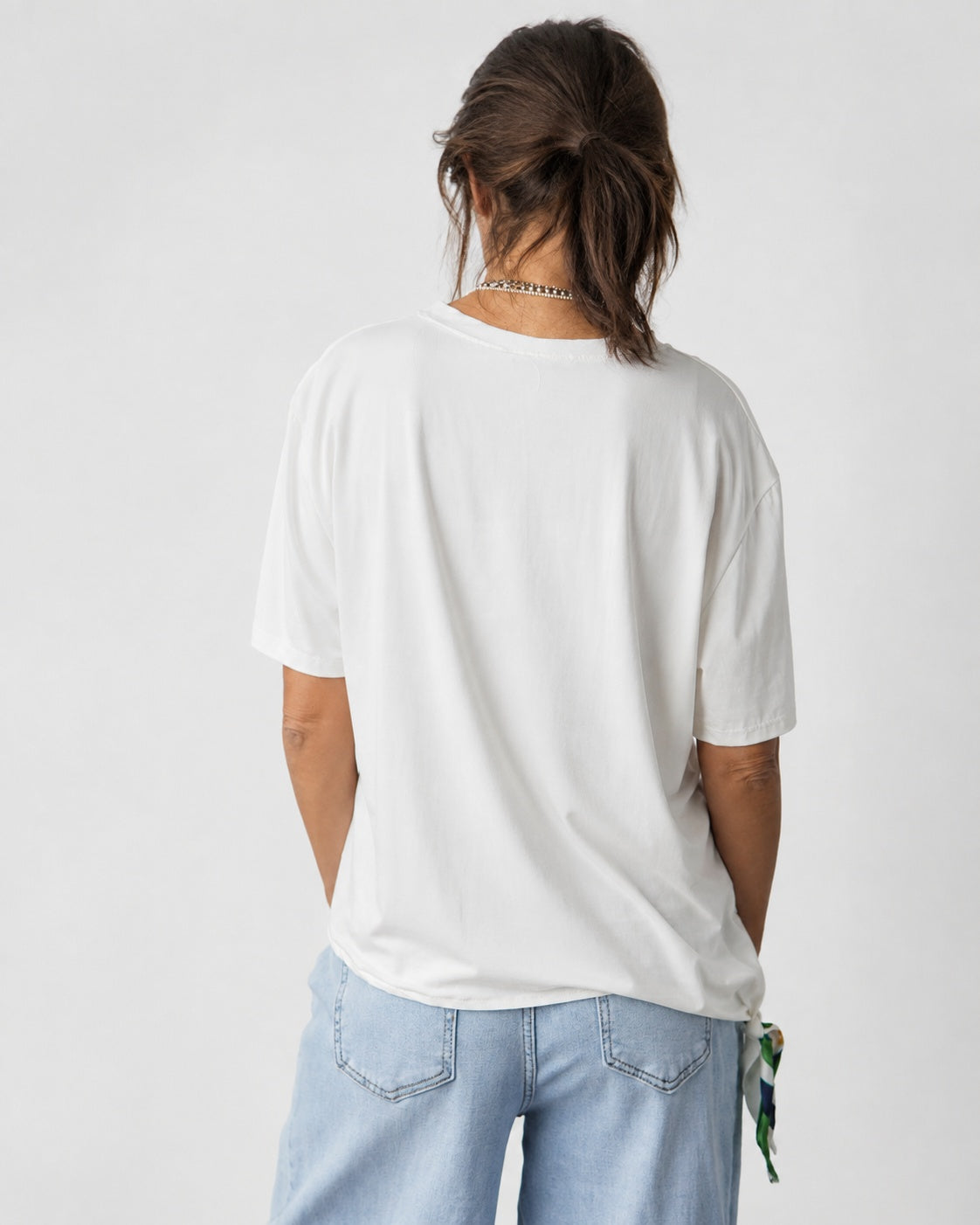 Tricou cu nod în talie și front satinat floral, vedere din spate, All Above Boutique.