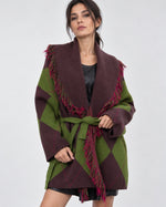Cardigan multicolor cu franjuri și cordon, vedere față, purtat legat