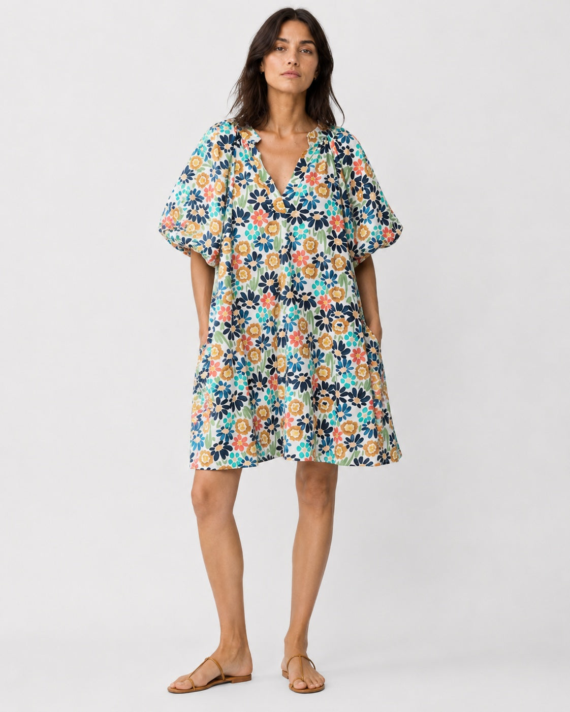 Rochie scurtă evazată cu mânecă bufantă și imprimeu cu floricele colorate, în nuanța bleumarin, vedere din față.