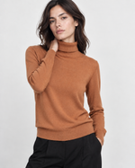 Maletă din tricot cu guler înalt și croi cambrat, în nuanța camel, vedere frontală.