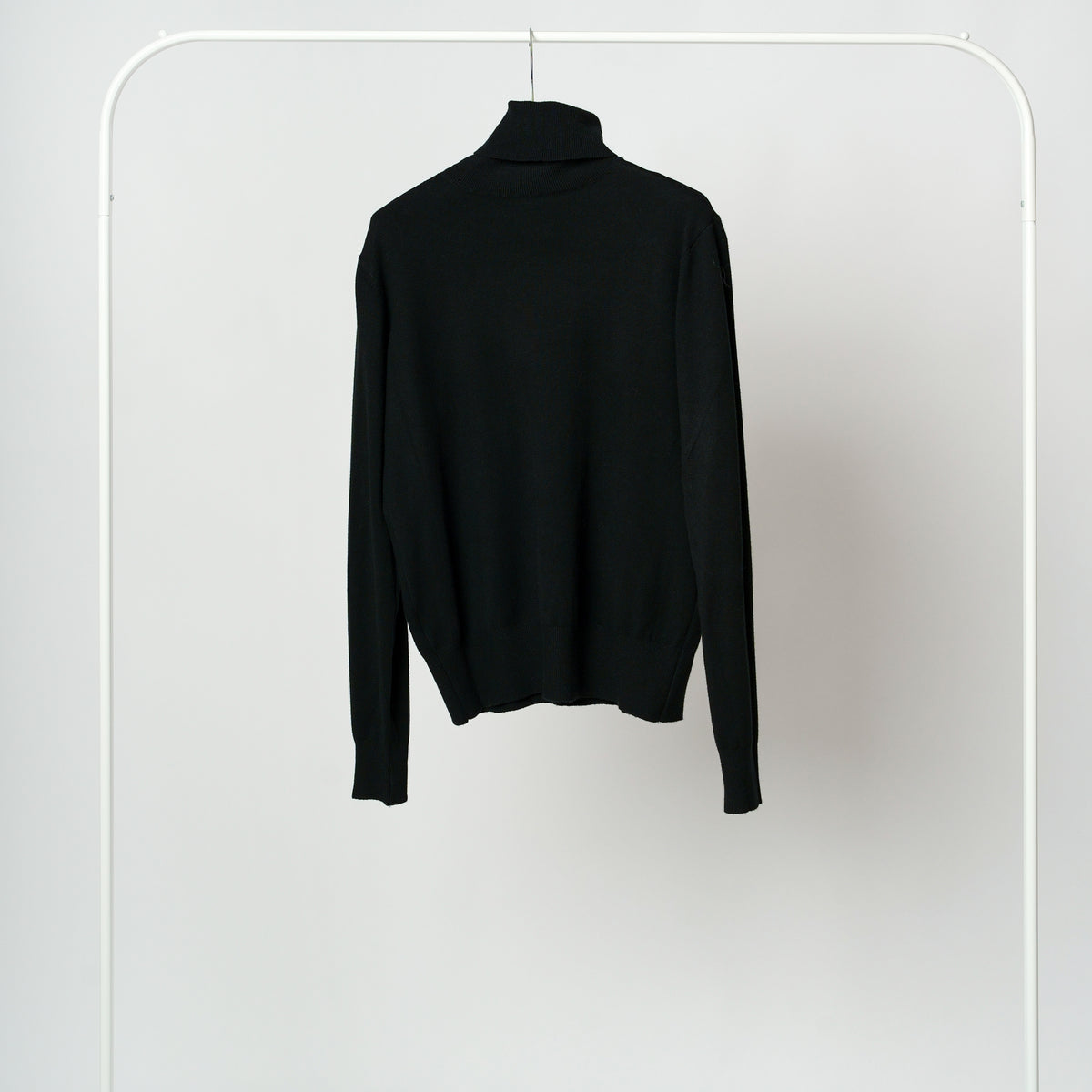 Maletă din tricot cu guler înalt și croi cambrat, în nuanța negru, vedere frontală.