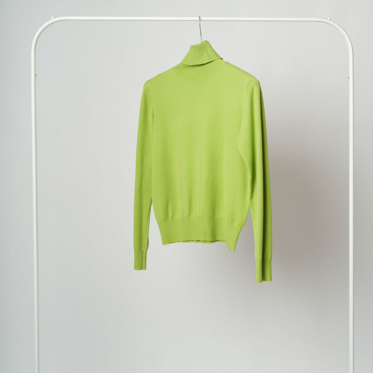 Maletă din tricot cu guler înalt și croi cambrat, în nuanța verde fistic, vedere frontală.